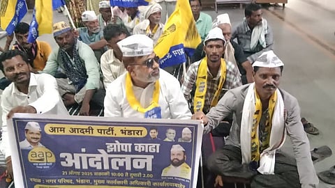 aap-bhandara-zhopa-kadha-protest-school-conditions