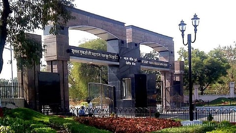 Nagpur University: राष्ट्रसंत तुकडोजी महाराज नागपुर विश्वविद्यालय में छात्रों की उत्तर पुस्तिकाओं में बड़ा घपला होने की खबर सामने आई है। इसके खिलाफ छात्रों ने विरोध प्रदर्शन किया है।
