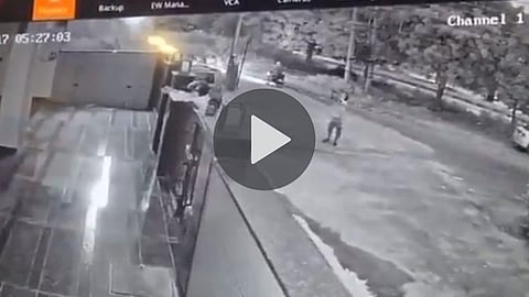 बाइक खड़ी की और दौड़-दौड़ कर बरसाने लगे गोलियां, सामने आया एल्विश यादव के घर फायरिंग का CCTV वीडियो