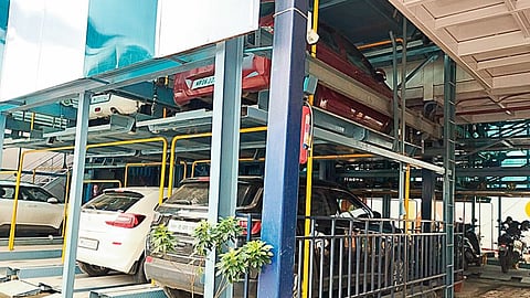 First Robotics Parking Project in Maharashtra: महाराष्ट्र में पहला रोबोटिक पार्किंग प्रोजेक्ट की शुरुआत हो चुकी है। इसका सबसे पहला नमूना नागपुर के भीड़-भाड़ वाले इलाके में शुरू किया गया है।