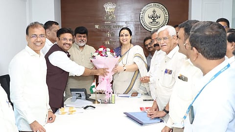 Gold Clusters made in Maharashtra: महाराष्ट्र के सराफा व्यापारियों के लिए एक बड़ी खबर सामने आई है। अब राज्य में ही गोल्ड क्लस्टर बनने वाले है और इसके लिए इन 4 शहरों का चयन किया गया है।