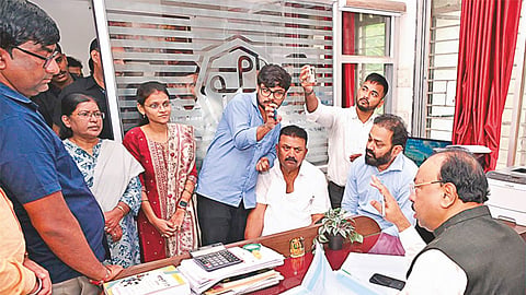 Chandrashekhar Bawankule in Nagpur: नागपुर में राजस्व मंत्री चंद्रशेखर बावनकुले अचानक ही अपने पालक मंत्री क्षेत्र के एक सरकारी ऑफिस में पहुंच गए। जिसके बाद ऑफिस में हंगामा मच गया।