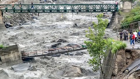 himachal-pradesh-rain-disaster-150-plus-deaths-400-roads-closed