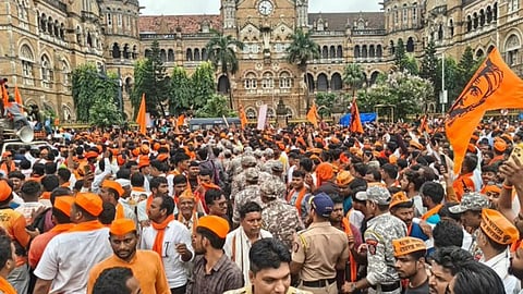 Maratha Reservation Update: महाराष्ट्र में एक ओर मराठा नेता मनोज जरांगे ने अनशन छेड़ दिया है। तो वहीं दूसरी ओर ओबीसी मोर्चा भी अनशन पर बैठ गया है और आरक्षण पर हिस्सेदारी की जंग छिड़ गई है।