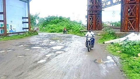 Wardha News: वर्धा जिले की सड़कों का हाल बहुत बुरा हो चुका है। सड़कों के खस्ताहाल के कारण परिवहन समस्या चरम पर पहुंच गई है। इस समस्या के निपटारे के लिए PWD को भेजा प्रस्ताव अटका हुआ है।