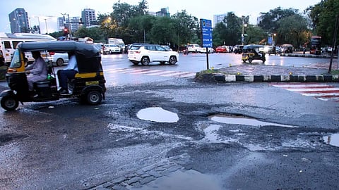 मुंबई की गढ्ढों वाली सड़कें (pic credit; social media)