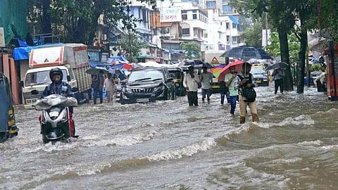 मुंबई में भारी बारिश अलर्ट (pic credit; social media)
