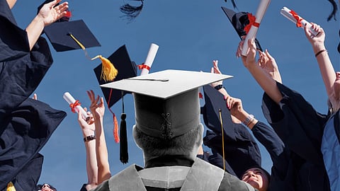 Deaf Dumb Students Career: यवतमाल जिले में विकलांगों को करियर में पूरी मदद की जा रही है। यहां कुल 1187 विद्यार्थी मूकबधिर होते हुए भी सामान्य विद्यार्थियों की तरह पढ़ाई में प्रगति कर रहे हैं।