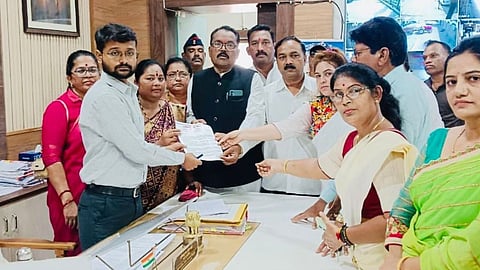 Reservation Demand: महाराष्ट्र में मराठा और ओबीसी के आरक्षण को लेकर मुद्दा थमा ही था कि अब बंजारा समुदाय ने भी आरक्षण की मांग कर दी है। बंजारा समुदाय ने सीएम से आरक्षण देने की डिमांड की है।
