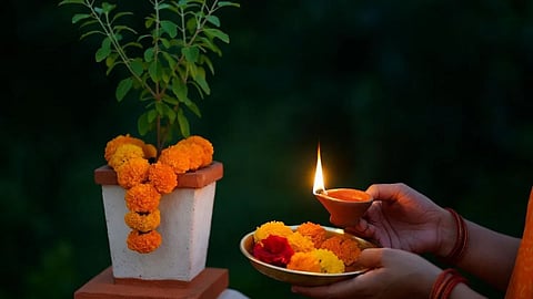 सर्वपितृ अमावस्या को तुलसी की पूजा करें या नहीं, इस अमावस्या पर है ग्रहण का साया