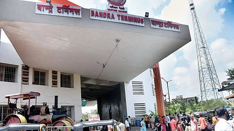 महाराष्ट्र के मुंबई के बांद्रा टर्मिनस पर पैसेंजर्स के बैग चेक करने वाली महिला अफसर की वसूली ने सबको हैरान कर दिया है। मुंबई जीआरपी की क्राइम ब्रांच ने इस महिला समेत 3 लोगों को गिरफ्तार कर लिया है।