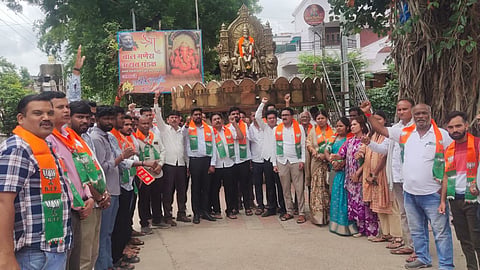 Maharashtra Politics: महाराष्ट्र विधानसभा में वोट चोरी के मुद्दे को लेकर कांग्रेस सक्रिय है। कांग्रेस ने इसी क्रम में राज्य के राजस्व मंत्री चंद्रशेखर बावनकुले की जीत पर बड़ा संदेह जताया था।