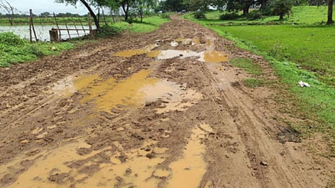 गड्डे, किचड़ से सना धानोरा- मुरूमगांव मार्ग