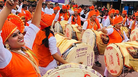 पुणे में गणेश विसर्जन को लेकर पुणे पुलिस प्रशासन द्वारा कुछ गाइडलाइंस जारी की गई है। जिसमें पुलिस ने ढोल ताशा महासंघ और पथक प्रमुखों की संख्या को घटाकर 60 सदस्य कर दिया है, जिसके चलते महासंघ ने पुलिस के प्रति नाराजगी जाहिर की है।
