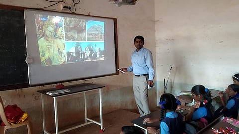 देश में सभी सेक्टर में तेजी से डिजिटलाइजेशन रफ्तार पकड़ रहा है। ऐसे में एजुकेशन सेक्टर में भी डिजिटल एजुकेशन को अपनाया जा रहा है। लेकिन आपको बता दें कि जिला परिषद की 2500 से ज्यादा स्कूलों में अब तक इंटरनेट की भी सुविधा नहीं है।
