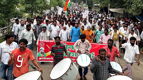 Wardha News: वर्धा जिले में किसानों का टेन्शन बढ़ गया है। भारी बारिश के कारण फसलें बर्बाद हो बजाज चौराहे से निकलकर मोर्चा डॉ.बाबासाहब आंबेडकर प्रतिमा परिसर में पहुंचा।