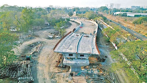 पुणे महानगरपालिका के अंतर्गत निर्माण किए जाने वाला डेयरी फार्म स्थित फ्लाईओवर का काम डेडलाइन के बाद भी पूरा नहीं हो सका है। अब उम्मीद की जा रही है कि दिसंबर के महीने तक इसका काम पूरा हो सकता है।