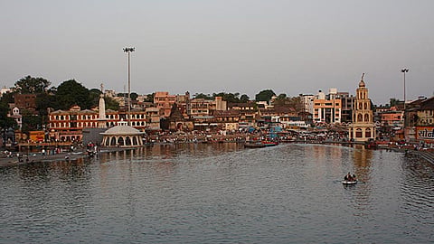 महाराष्ट्र में गणेशोत्सव की धूम के साथ विसर्जन का समय भी पास आने को है। इसको लेकर नासिक के कुछ पर्यावरण संरक्षण संगठनों ने बचाओ भगवान नाम से अभियान शुरू कर दिया है।
