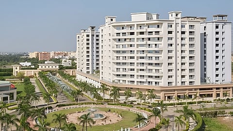 Godrej Properties Limited: रियल एस्टेट कंपनी गोदरेज प्रॉपर्टीज लिमिटेड को एक बड़े कानूनी झटका लगा है। सुप्रीम कोर्ट ने विवादित परियोजना को लेकर गोदरेज प्रॉपर्टीज के खिलाफ फैसला सुनाया।