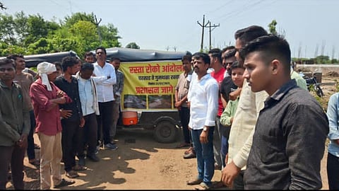 गुमथला-पलसाड मार्ग की दुर्दशा से ग्रामीण बेहाल
