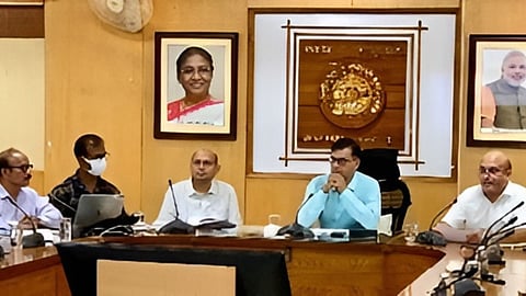 Nagpur Railways: मध्य रेल नागपुर मंडल की 184वीं राजभाषा कार्यान्वयन समिति की बैठक हुई। इसमें जुलाई 2025 को समाप्त तिमाही हेतु राजभाषा प्रचार-प्रसार की प्रगति की समीक्षा की गई।