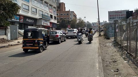 पुणे महानगरपालिका ने शहर को ट्रैफिक से छुटकारा दिलाने के लिए एक महत्वपूर्ण कदम उठाया है। इसके लिए पीएमसी ने कात्रज कोइया सड़क के चौड़ीकरण प्रोजेक्ट पर काम करने का फैसला लिया है।