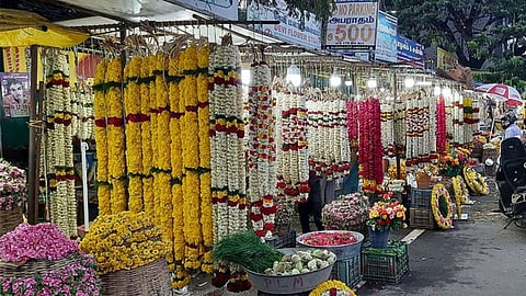 Nagpur Flower Market: ज्येष्ठा गौरी आह्वान होने से रविवार को बाजारों में सुबह गौरी और गणेश के लिए हार फूल लेने वाले ग्राहकों की भीड़ उमड़ पड़ी। त्योहार के कारण फूलों का जमकर मार्केट हुआ।