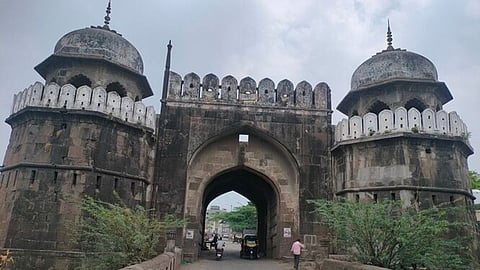 छत्रपति संभाजी नगर की ऐतिहासिक धरोहर मकई दरवाजे का स्वरूप बदलने का काम पुरात्तव विभाग के द्वारा किया जा रहा है। हालांकि इसके स्वरुप बदलने की रफ्तार धीरे हो गई है।