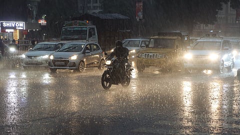 Nagpur Weather Update: नागपुर में पिछले दिनों हुई बारिश ने नागपुरवासियों को उमस से बड़ी राहत दी है। मौसम विभाग ने आनेवाले 3 दिनों तक हल्की बारिश की संभावना जताई है।