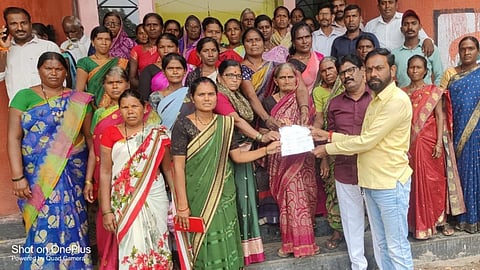यवतमाल में आरसीसीपीएल कंपनी ने मुकुटबन के वार्ड क्रमांक 1 में सर्वे नंबर 33 और 34 में स्थित जमीन पर 200 अमोनियम नाइट्रेट और डोलोमाइट के भंडारण के लिए मुकुटबन ग्रामपंचायत से अनापत्ति प्रमाण पत्र मांगा।