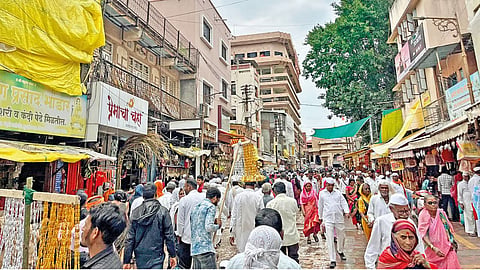 विट्ठल दर्शन के लिए उमड़ पड़ी भीड़