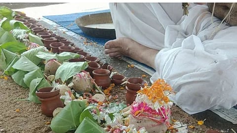 पितृपक्ष में गलती से भी न खरीदें ये चीजें, वरना नाराज होंगे पितर, लग सकता है पितृदोष!