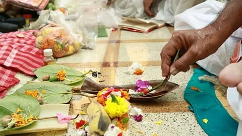 लड़कियां पितृ तर्पण कर सकती हैं या नहीं, जानिए क्या कहता है गरुड़ पुराण