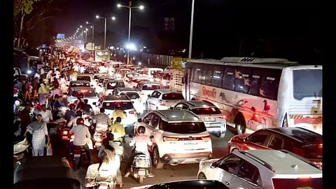Pune-Nashik Highway पर चल रहे सीमेंटीकरण के काम के चलते हाईवे पर भारी गाड़ियों के कारण ट्रैफिक जाम हो गया था। ये जाम 27 सितंबर की रात 9 बजे से शुरू होकर 28 सितंबर तक जारी रहा।