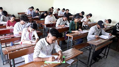 अकोला शहर में स्थित लगभग 77 एसएससी सेंटर बंद होने की कगार पर है। ऐसा इसीलिए हो रहा है क्योंकि अब लोग बड़ी संख्या में अपने बच्चों का एडमिशन SSC Board की जगह CBSE Board में करवा रहे हैं।