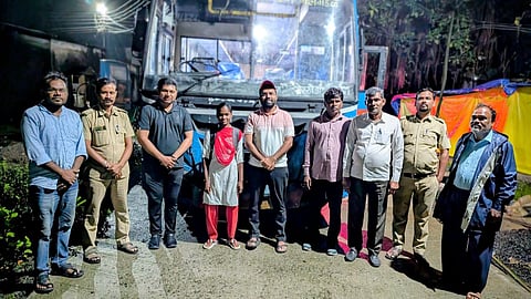 Chandrapur Flood: चंद्रपुर में भारी बारिश के चलते बाढ़ जैसी स्थिति का निर्माण हो गया। इस दौरान कुछ छात्र बाढ़ में फंस गए। कई घंटों की कड़ी मेहनत के बाद बच्चों को सुरक्षित घर पहुंचाया गया।