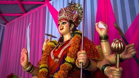 इस दिन शुरू हो रही है शारदीय नवरात्रि, जानिए सभी 9 दिनों के शुभ रंग और उन रंगों की महिमा