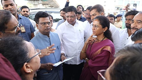 Pune के कात्रज चौक पर 39 गुंठा जमीन में से सिर्फ 3.9 गुंठा जमीन पर ही सड़क का निर्माण किया गया है। ऐसे में अब सवाल उठाया जा रहा है कि बाकी 30 गुंठा जमीन कहां गई है? सांसद सुप्रिया सुले ने इसको लेकर रिपोर्ट मांगी है।
