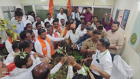इस साल Maharashtra में हुई जोरदार बारिश ने किसानों के लिए मुश्किलें पैदा कर दी हैं। किसानों की खराब फसलों के साथ UBT शिवसेना के कुछ अधिकारियों ने जिले को अकालग्रस्त घोषित करने की डिमांड की है।