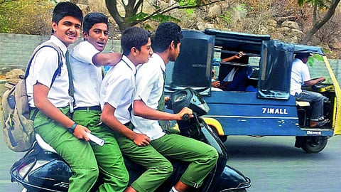 हाल ही में शहर में गणेशोत्सव के पर्व का समापन हुआ है। गणेशोत्सव के दौरान शहर में ट्रैफिक ने लोगों की परेशानी बढ़ा दी थी। लेकिन कई बार पालकों को अपने नाबालिग बच्चों के हाथों में गाड़ी थमाते हुए देखना चिंताजनक हो गया है।