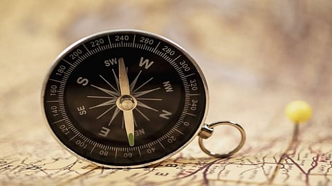 घर की इस दिशा में भूलकर भी न रखें जूते चप्पल और कूड़ेदान, चली जाएगी घर आई लक्ष्मी