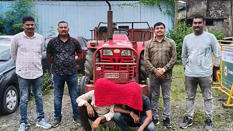 Crime News: वर्धा जिले में पुलिस ने गुप्त सूचना के आधार पर रेत चोरों को धर दबोचा। वर्धा पुलिस ने 4 चोरों के खिलाफ मामला दर्ज किया है।