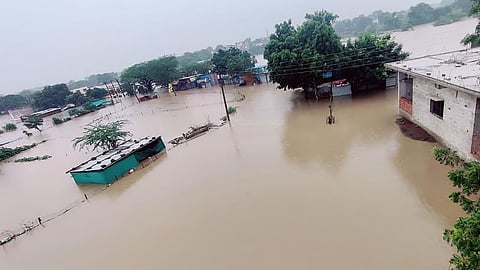 मूसलाधार बारिश ने Chhatrapati Sambhaji Nagar की तस्वीर बदल दी है। शनिवार को हुई भारी बारिश के चलते शहर का जनजीवन अस्त-व्सय्त हो गया है। साथ ही कई इलाकों में जलभराव भी हो गया है।