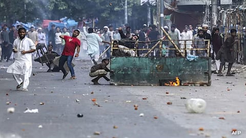 नमाज के बाद मचा हंगामा: सूफी संत की कब्र तोड़ी, शव जलाई... कट्टरपंथियों ने बांग्लादेश को फिर दहलाया