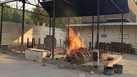 Bhandara News: भंडारा जिले में आम जनता को मौत के बाद भी चैन की सांस नहीं मिल रही है। जिले के अनेक गांवों में स्मशानभूमि का अभाव या फिर उनकी बदहाल स्थिति इस कड़वी सच्चाई को उजागर करती है।