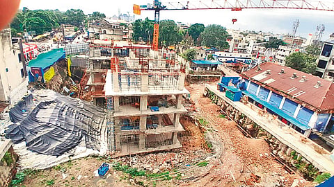 Nagpur News: नागपुर के महल इलाके में बुधवार बाजार काम्पलेक्स के निर्माण के कारण आसपास की इमारतों का काफी नुकसान पहुंचा है।