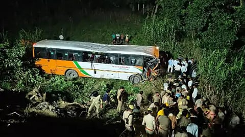 लखनऊ में भीषण हादसा, 54 यात्रियों को लेकर रोडवेज खाई में गिरी...4 की मौत दर्जनभर घायल