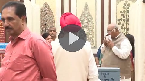 mallikarun-kharge-viral-video-before-voting-vice-president-election