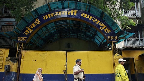 mumbai-arthur-road-jail-prisoner-attack-officer