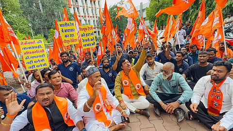nagpur ajni railway cleaning labour shiv sena UBT protest